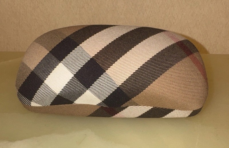 Burberry Clamshell Plaid Glasscase Good clean Condition 6” x 2” Pre-0wned