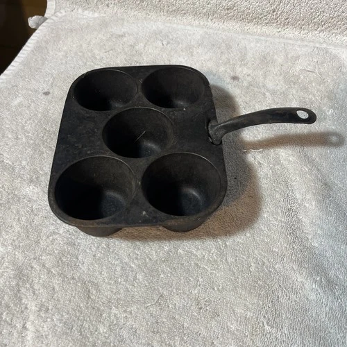 VINTAGE WAGNER WARE 5 MUFFIN TURNOVER PAN #Q1335 Q 1335 Nice Original