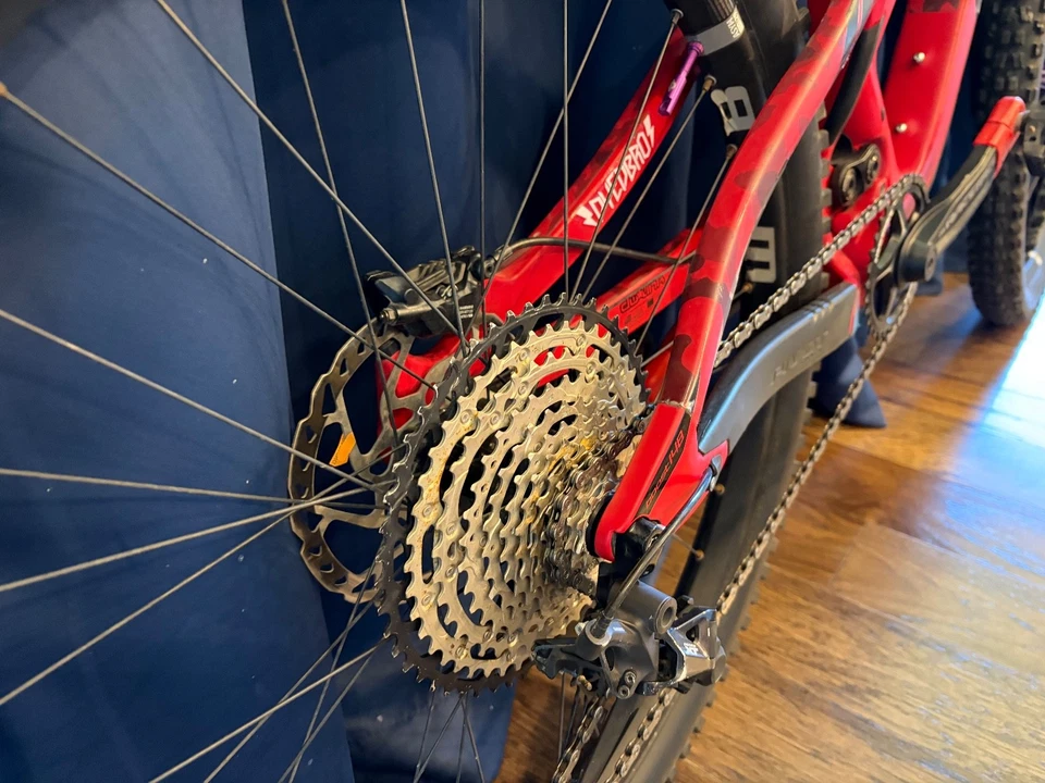 Pivot Mach 5.5 Mountain bike 2022 red ready for great bikers - Image 2 of 4