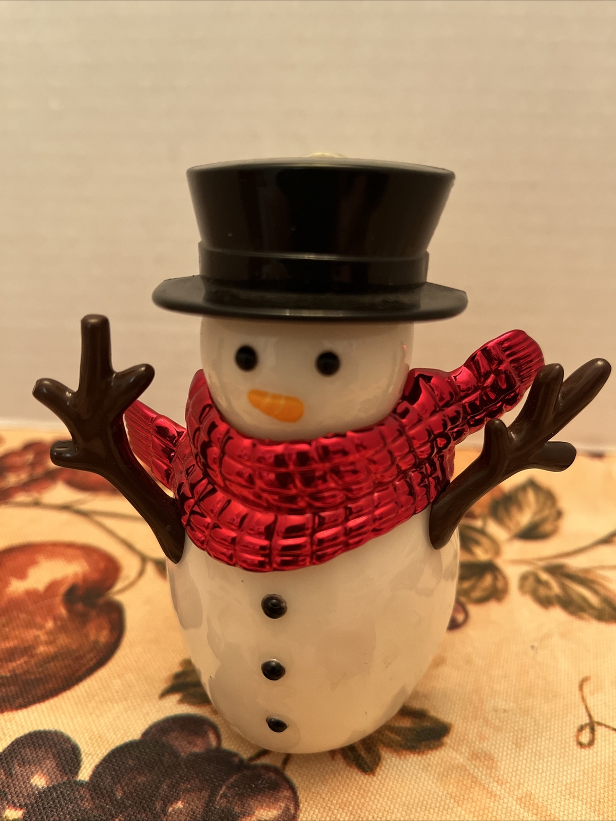 Discontinued Bath & Body Works Winter Snowman Wallflower Red Scarf Fragrance-image