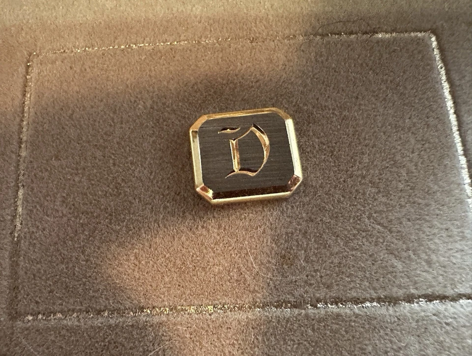 Broche de gravata vintage Swank MCM meados do século ouro tom prata letra D monograma - Imagem 2 de 4