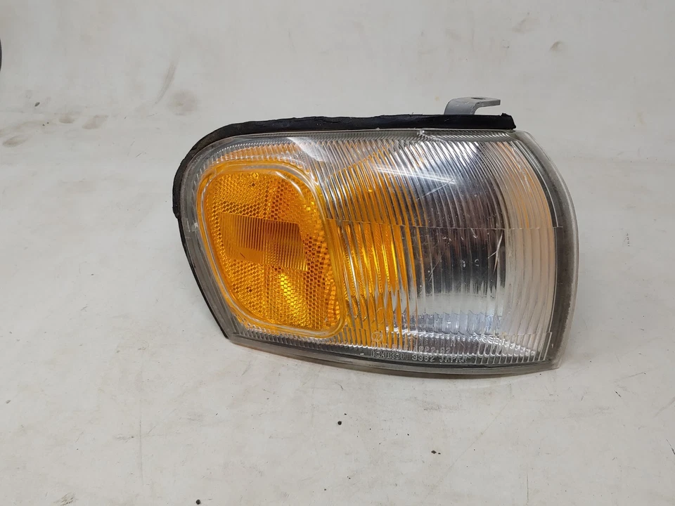 Лампа указателя поворота правосторонняя для Subaru Impreza 1993-2001 годов выпуска от оригинального производителя - Изображение 2 из 4