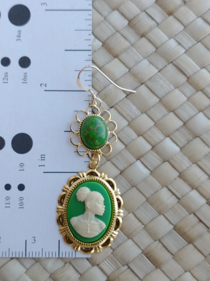 Pendientes camafeo silueta africana con piedras turquesa cobre verde natural  Foto 4 de 4