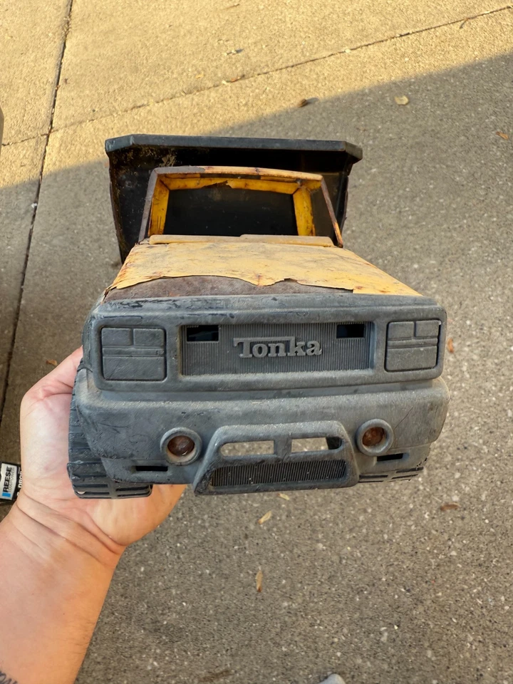 Vintage 1983 Tonka Dump Truck Yellow Black Metal & Plastic Construction Toy - Image 2 of 4