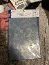 Darice folder embossing Daisies dots 5x7