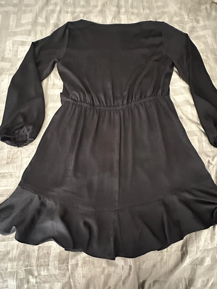 Vestido Express para mujer grande negro envolvente con volantes dobladillo manga larga cuello cuadrado Foto 2 de 4