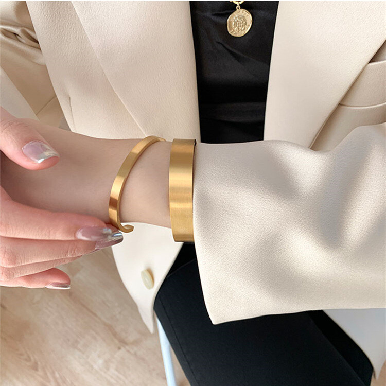 Puños de pulsera abiertos para mujer enchapados en oro 18K cepillados