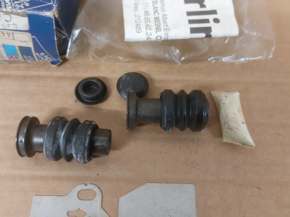 BRAKE CALIPER SLIDER REPAIR KIT - PEUGEOT 205 309 CITROEN C25 - GIRLING GENUINE - Image 3 of 4