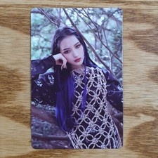 Tarjeta fotográfica oficial de Siyeon Atrapasueños quinto mini álbum Distopía: perderme
