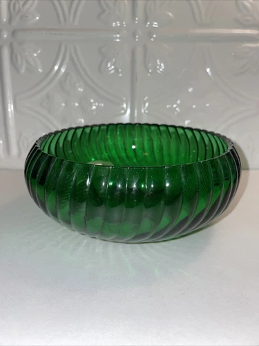 EUC Vintage Anchor Hocking Emerald Green Glass Ribbed Swirl Serving Bowl Dish