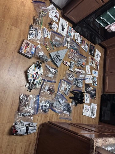 LEGO Star Wars individual lots (read description ), 371 minifigs and 60+ sets.