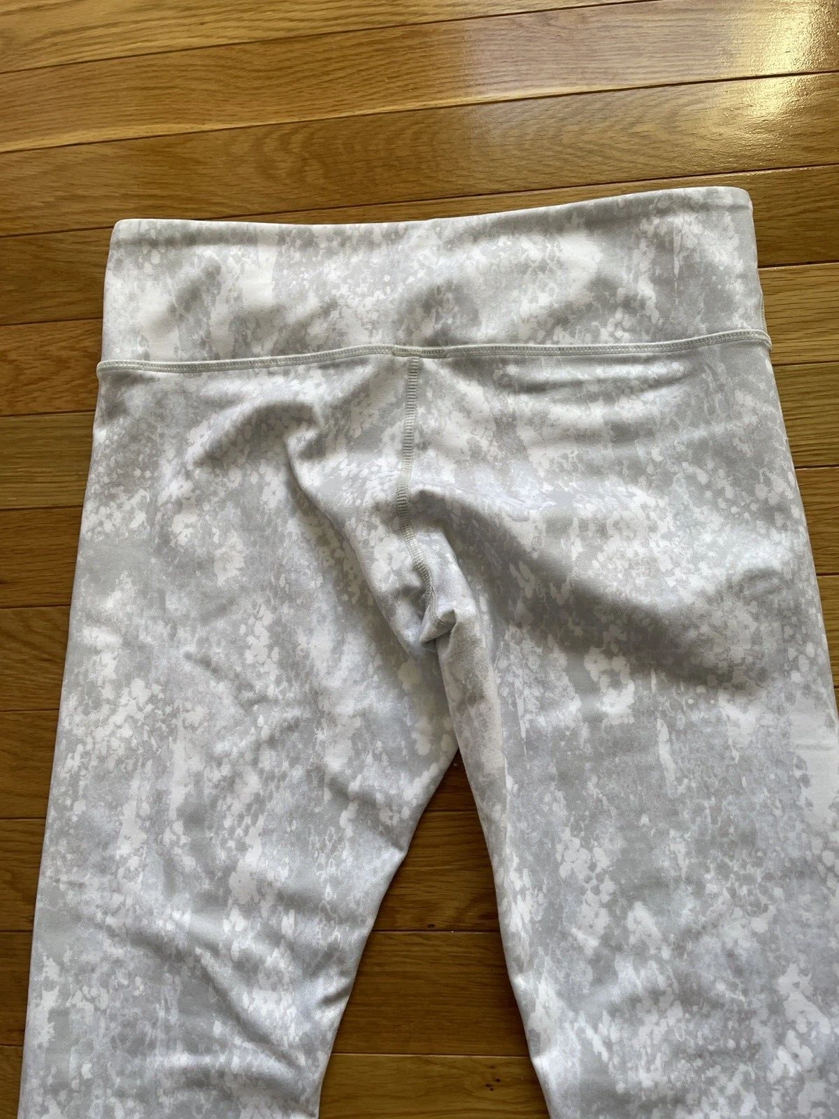 alo-yoga silver animal print patterned full length leggings