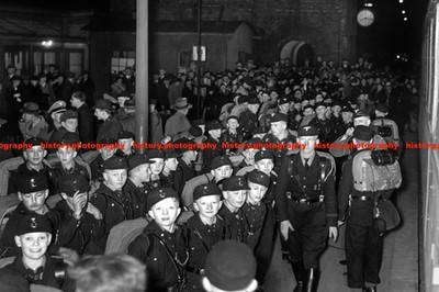 F021228 Pimpf HY Deutsches Jungvolk Berlin Bahnhof Germany 1938 Reise nach Au