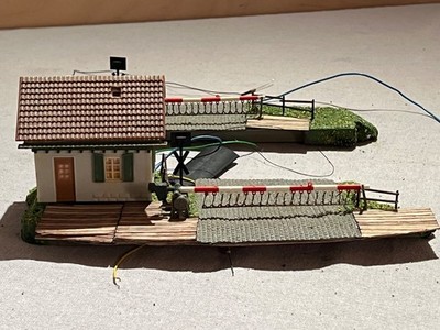 Faller 120171 HO 1:87 Beschränkter Bahnübergang mit 2 Warnlichten, ohne OVP