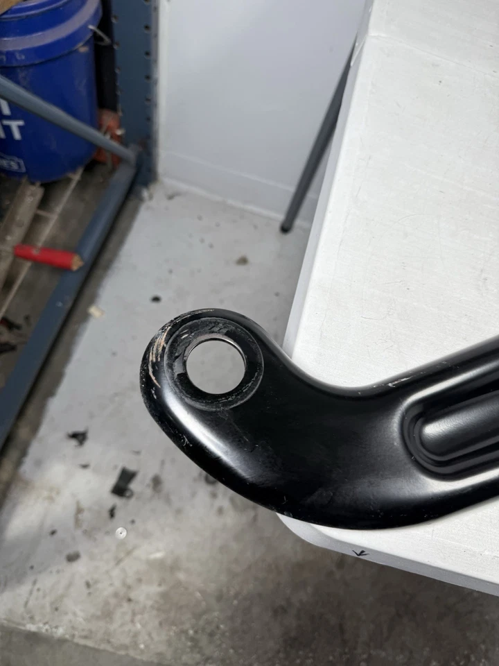 Soporte de soporte superior para radiador Freightliner CASCADIA 2024 05-35906-001 Foto 3 de 4