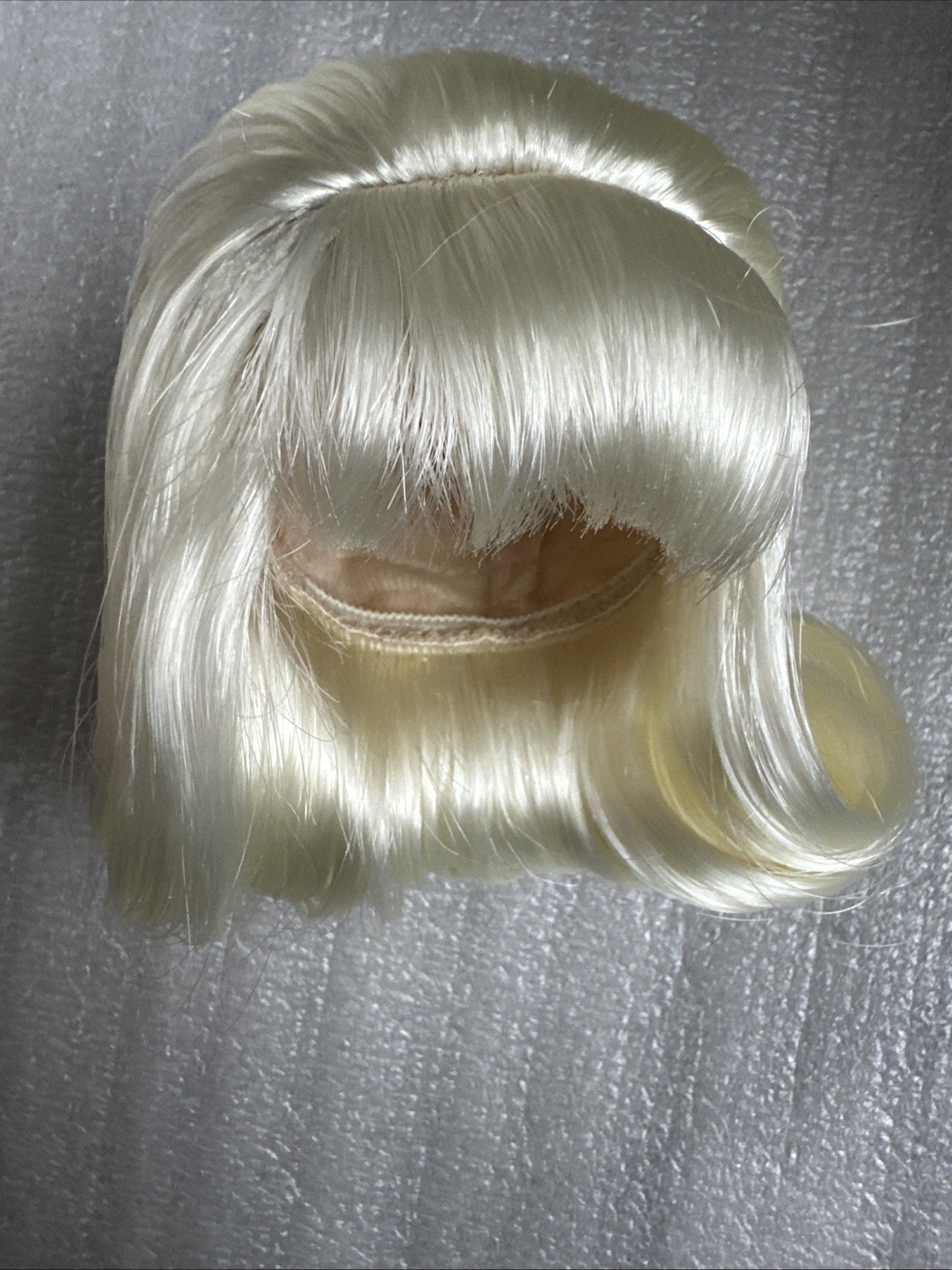 Аксессуары для кукол Tonner Ellowyne Wilde 1960’s Bouffant Raised Hairstyle Doll Wig Blonde Size 6-7 — фото 3