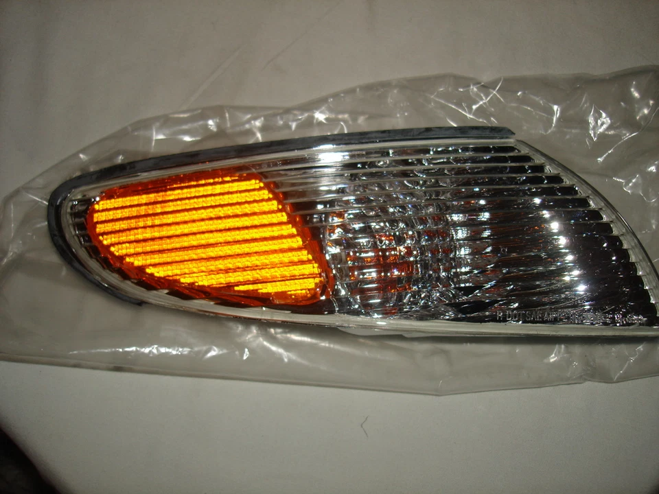 NUEVO Conjunto de luces de estacionamiento diestro/paso compatible con 99 01 Toyota Solara 18-5393-00-1 TYC Foto 3 de 4