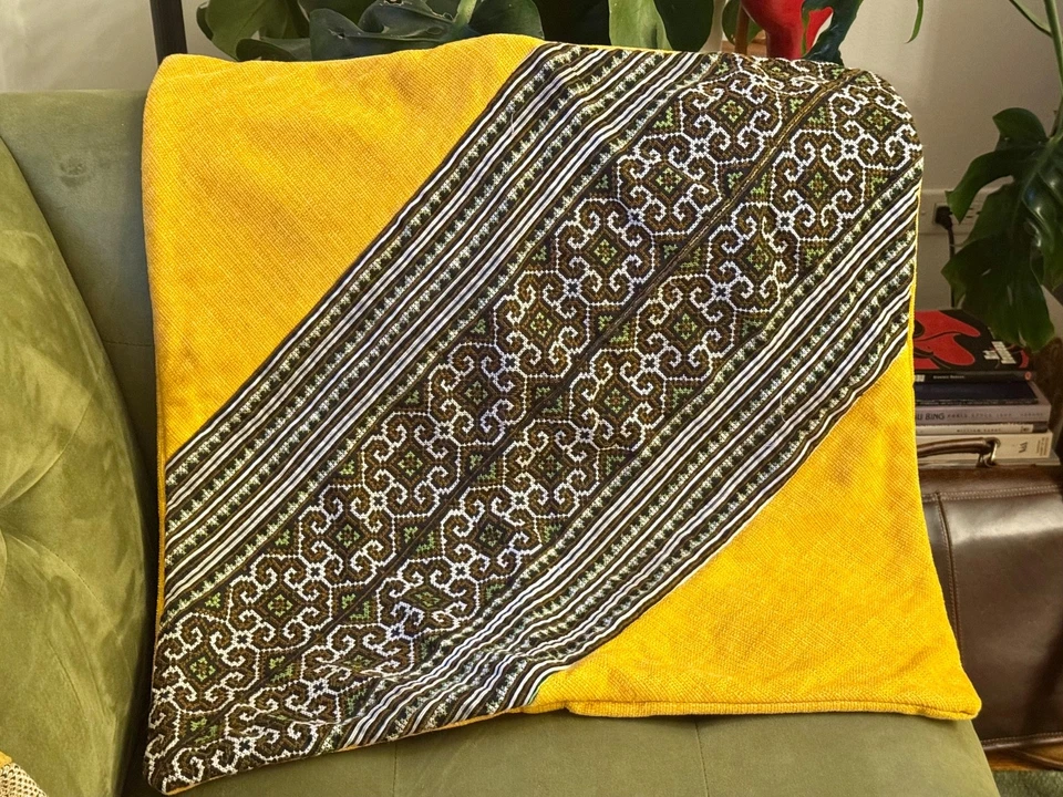 Capa de almofada bordada exclusiva H’mong: feita à mão em Mai Chau, Vietnã - Imagem 3 de 3
