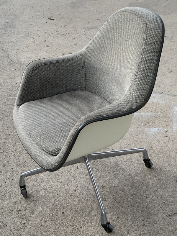 EAMES ARMCHAIR HERMAN MILLER FIBERGLASS SHELL CHAIR LOOSE CUSHION EXECUTIVE