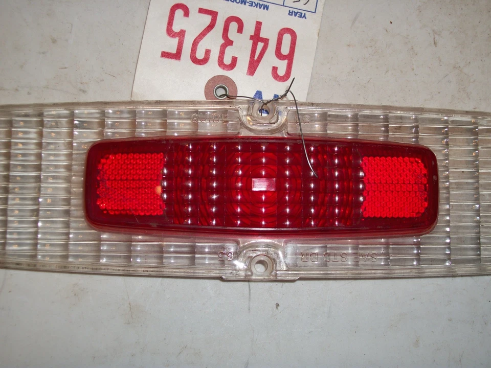 Cadillac DeVille 1965 lente de luz trasera de plástico rojo y transparente Foto 2 de 4