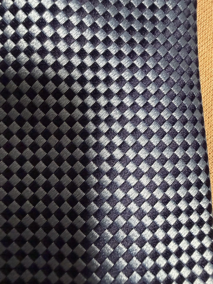 Corbata de seda Charvet para hombre azul marino a cuadros geométricos tejida de lujo hecha en Francia Foto 3 de 4
