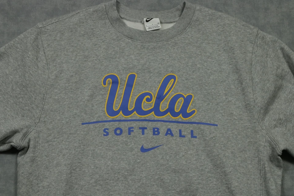 Sudadera UCLA Bruins Para Hombres Pequeña Gris NCAA Softbol Nike Cuello Redondo Pullover Foto 2 de 4