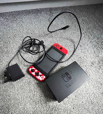 Nintendo Switch Hybrid Konsole Handheld mit Dockingstation, HDMI, rot/schwarz Joy-Cons