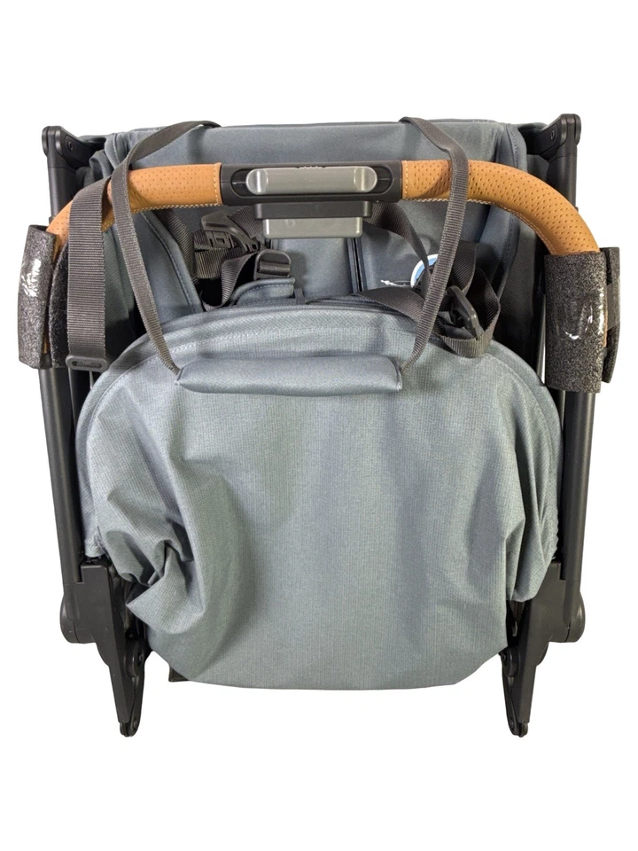 Cochecito de viaje UPPAbaby Minu V3, Dillan (azul piedra/marco de carbono/cuero arena) Foto 2 de 4