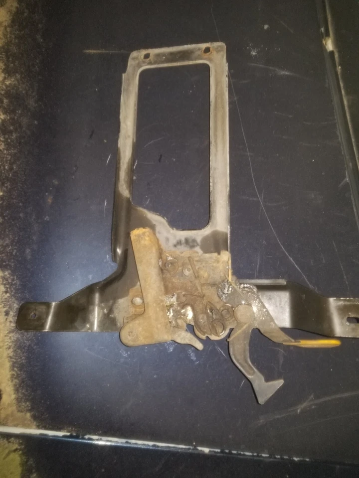 1995-1999 Oldsmobile Aurora Hood Latch Release Lever Mounting Bracket Foto 2 de 2