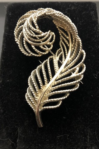 Vintage Signed LISNER Silver Tone Leaf Pin / Brooch - Picture 2 of 7