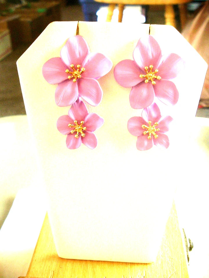 PÚRPURA DIFERENTE TAMAÑO DOBLE COLGANTE FLORES Betsey Johnson Pendientes Pierced Foto 4 de 4