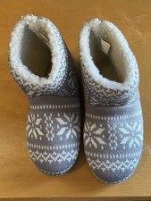 Slippers Knit Grey With Snowflakes Pattern - Women s Medium fits Size 7
