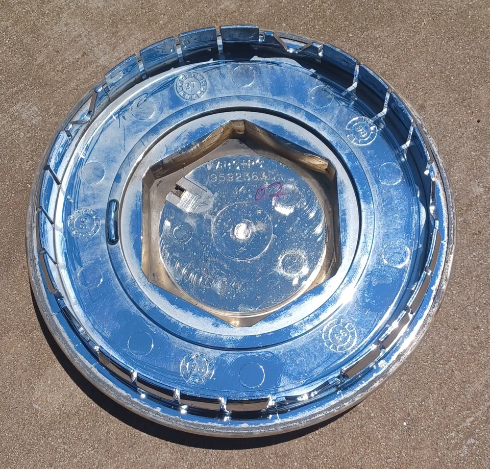 Tapa central Chevy Malibu o Monte Carlo 1998-2007 parte # 9592363 07 Foto 3 de 3