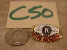 C50G VINTAGE PINBACK KIWANIS INTERNATIONAL CLUB PIN TRADER AGOURA WESTLAKE