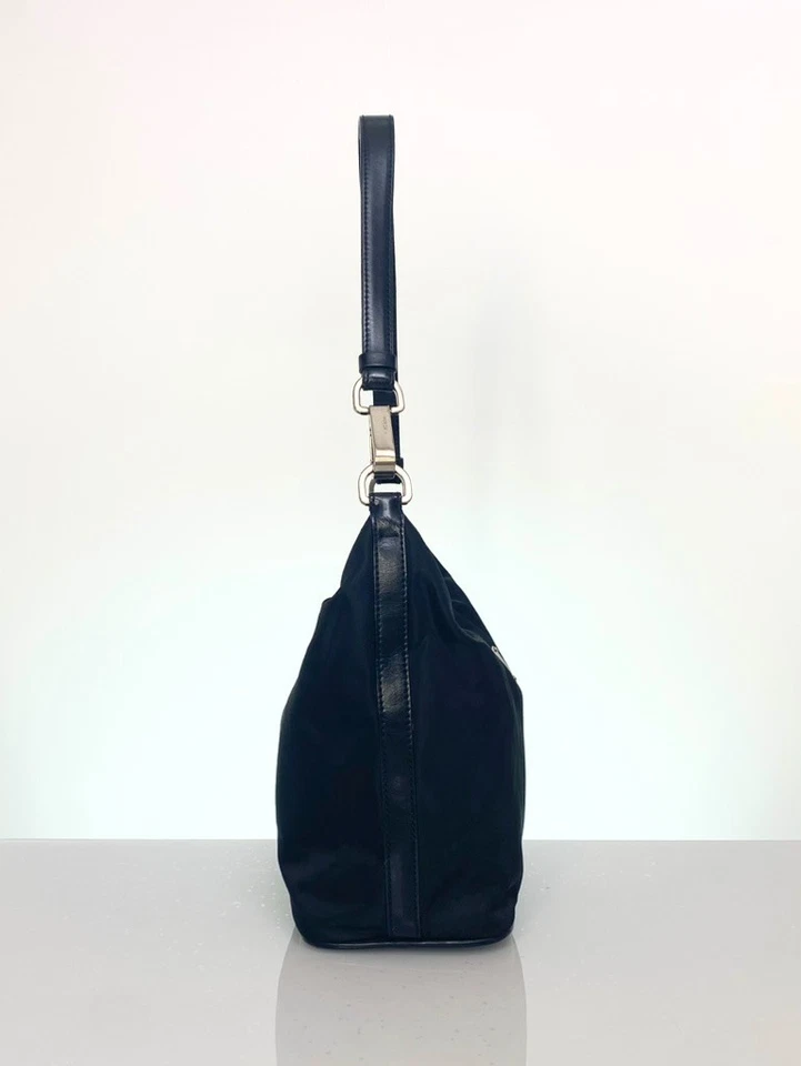 Bolso hobo vintage Prada pequeño de nailon negro con correa para el hombro gancho Foto 4 de 4