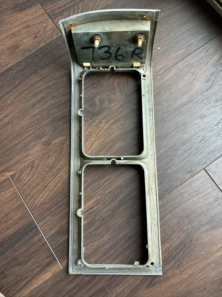 1976 年 Olds 88 头灯边框右手环绕装饰 80 八 OEM 551760 76 — 第 3/4 张图片