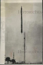1958 Press Photo Navy's Vanguard II rocket mid-launch carrying a small satellite