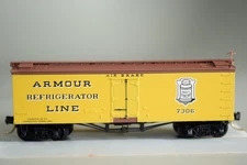 26032 N Scale Micro Trains REEFER car ARMOUR REFRIGERATOR LINE