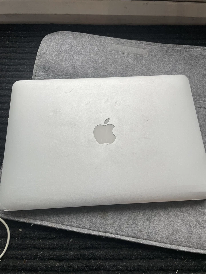 Apple MacBook Air A1369 1.7GHz i5, 4GB RAM, 128GB storage, 2011 - Image 2 of 4