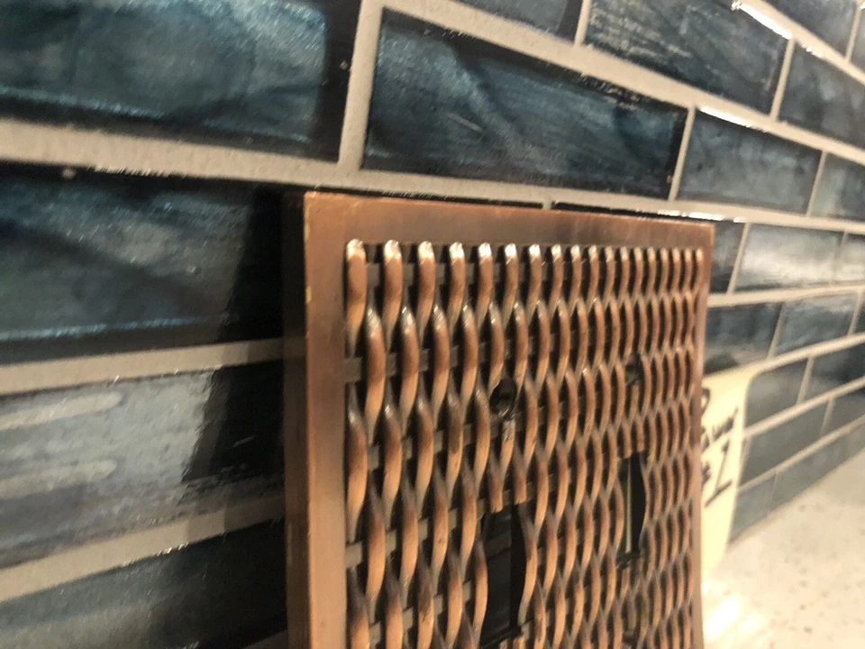 Placa de interruptor doble decorativa LHMC 2003 acabado cobre bronce con patrón de tejido Foto 3 de 4