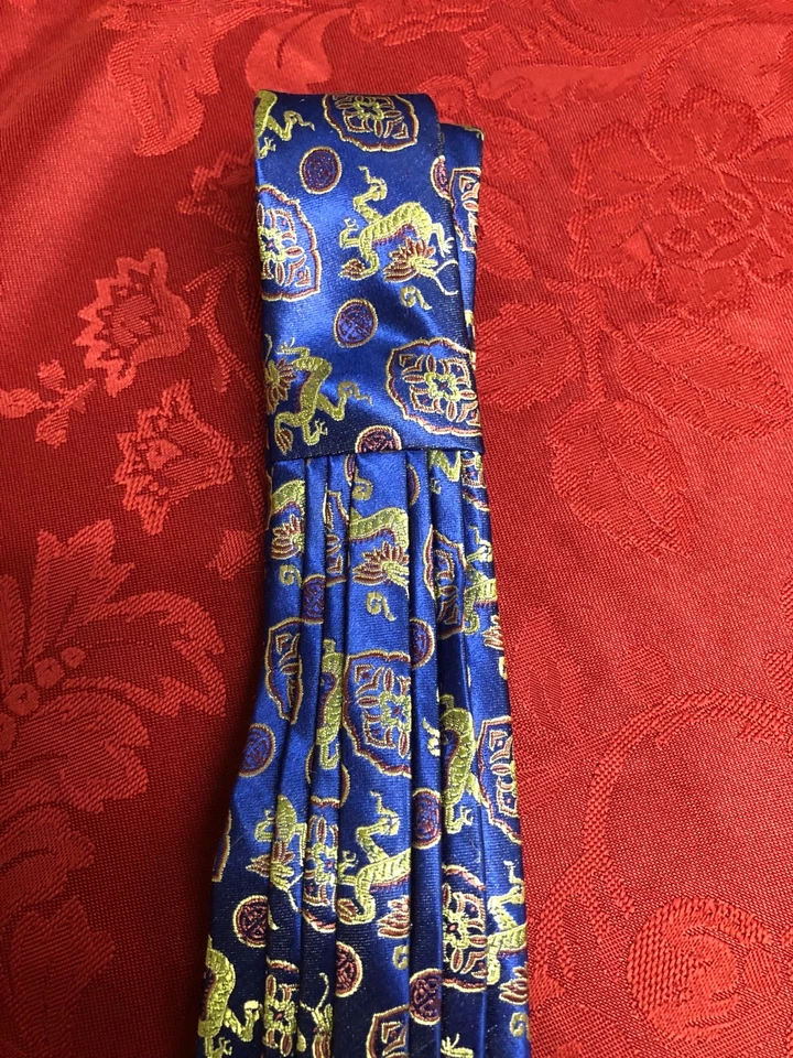 Corbata de seda plisada Perry Jones dragón oriental Foto 3 de 4