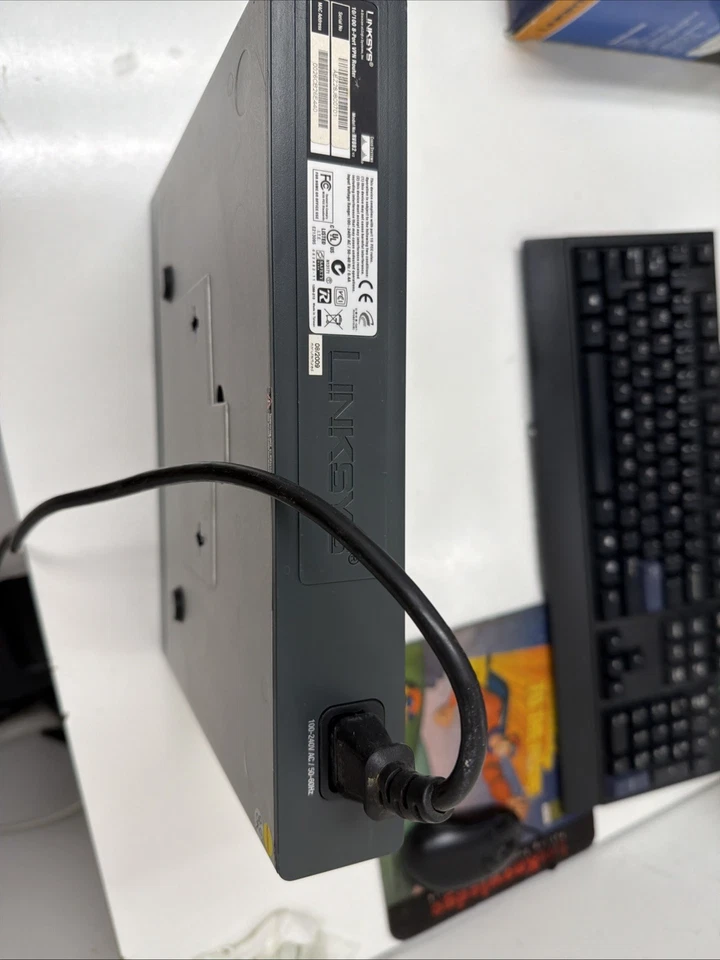 Linksys RV082 100 Mbps 8-Port 10/100 Wired Router - dual WAN load balance & VPN - Image 4 of 4