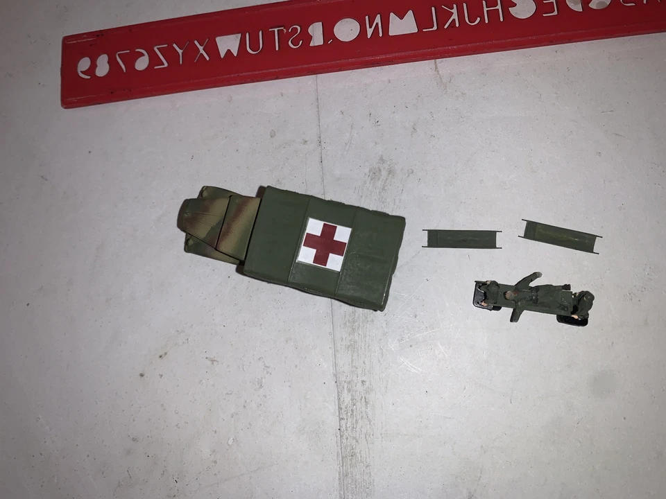 1/72 WW2 German Opel Maultier Ambulance&Medics+2 Extra Stretchers .painted Set#2 - Image 2 of 4