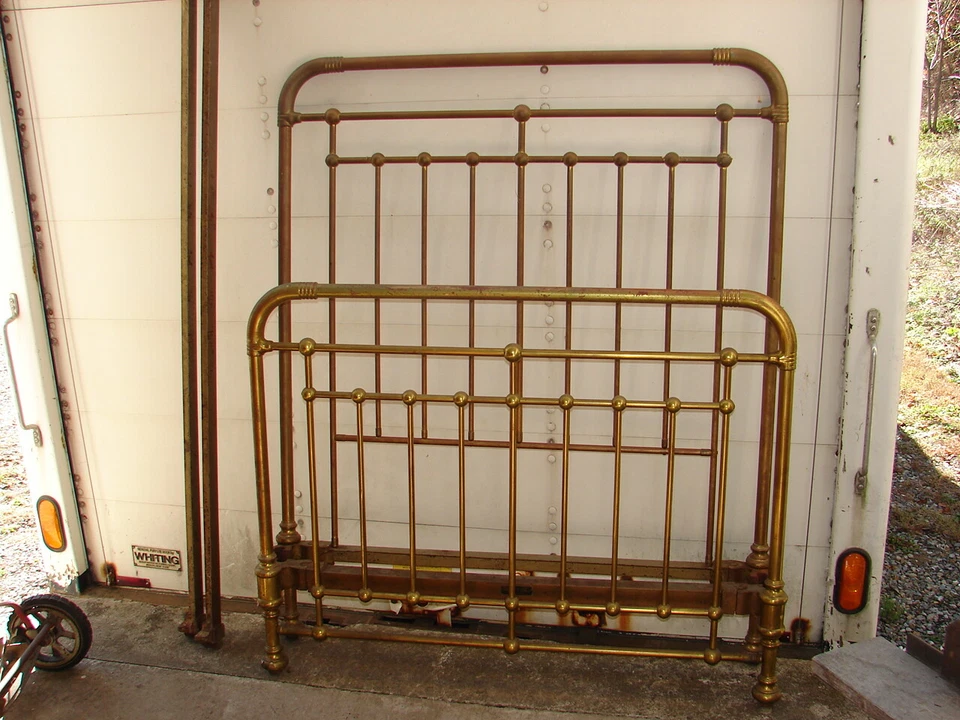 Антикварная оригинальная латунная кровать - Frank A. Холл, Нью-Йорк - 48" W - Изображение 4 из 4