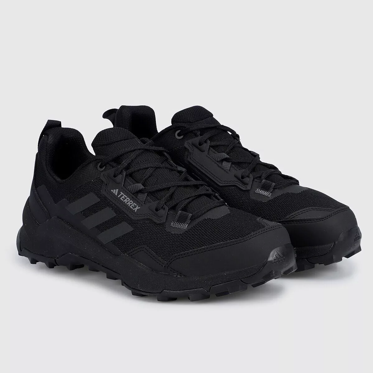 Adidas negras sales y bronce