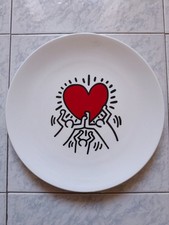 10 Teller Keith Haring Vintage Estate Men Holding Heart 30 cm