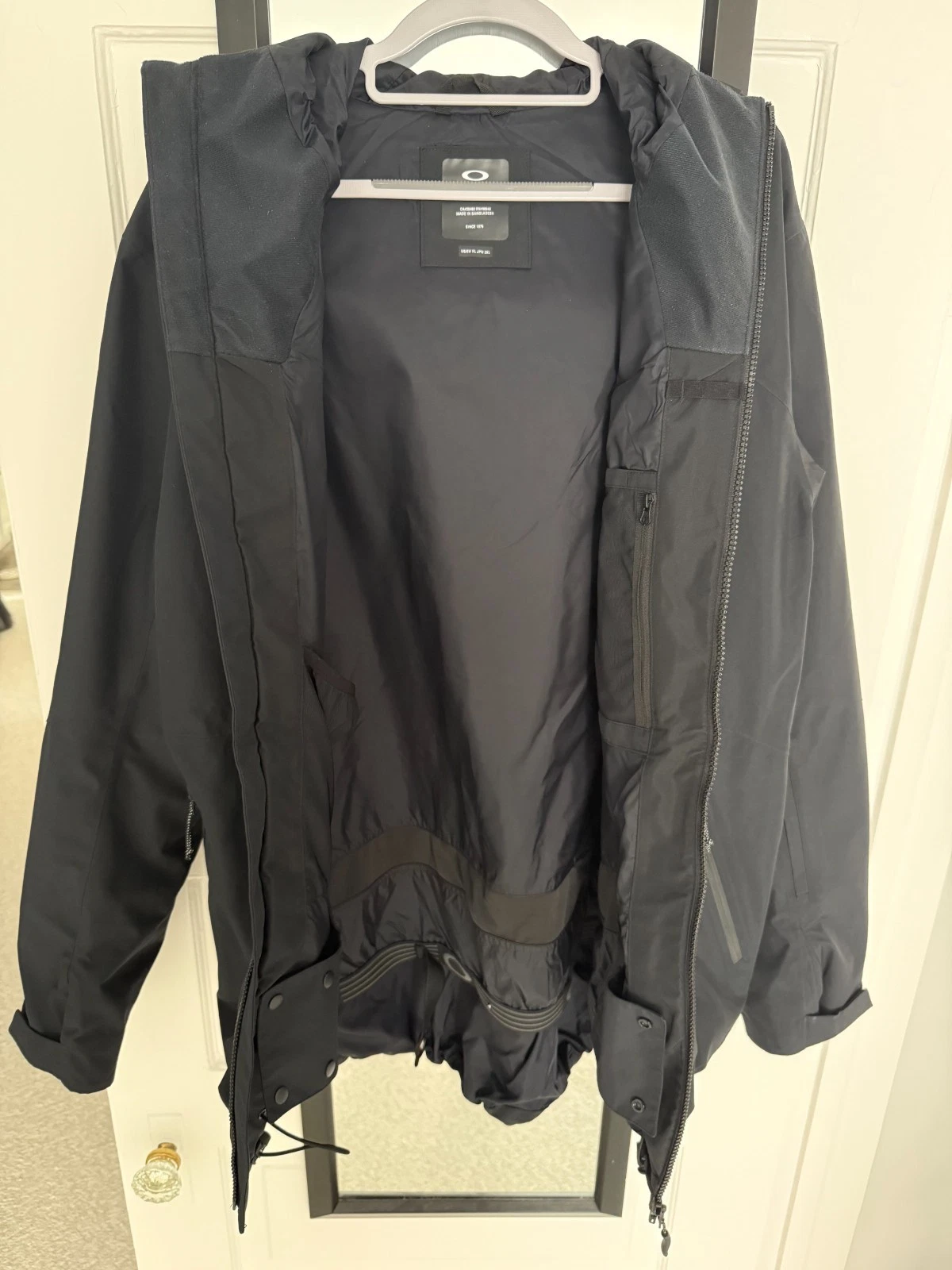 Oakley Men's Unbound Gore-Tex Shell Jacket Size XL Black Very Lightly Used - product detail image 3