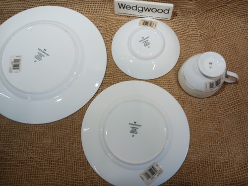 Wedgwood LUSTREWARE OYSTER 4-piece bone china place setting; new, never used - Picture 5 of 6
