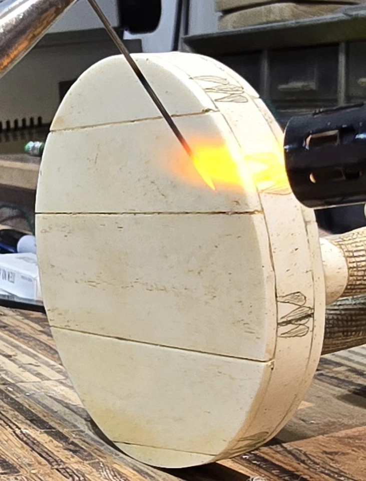 Okimono japonés tipo scrimshaw auténtico raro material no declarado real  Foto 2 de 4