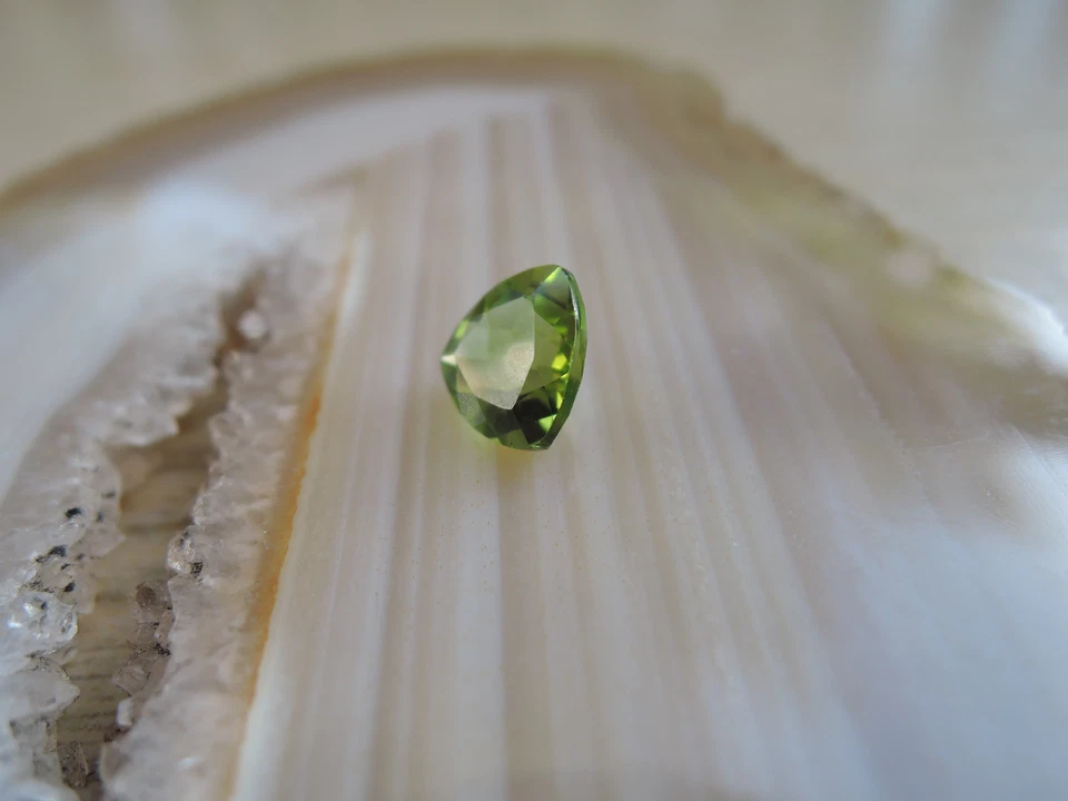 Echter Peridot Trillion facettiert Edelstein Fasserstein 67 - Bild 3 von 4